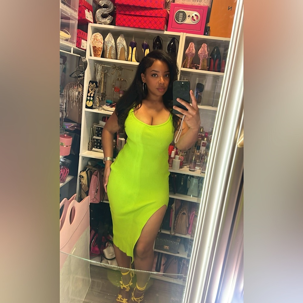 ✅Vibrant Neon green  Ribbed Bodycon Midi Dress w/ Side Slit – Sexy & Chic🔫